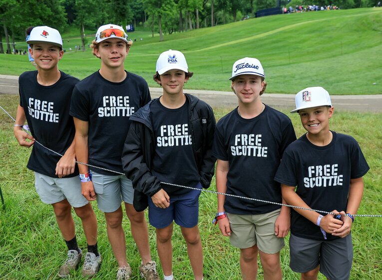 「FREE SCOTTIE」のTシャツを着用した現地の子どもたち　©︎Getty Imagse