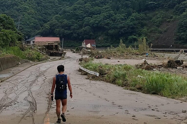 豪雨の直後、球磨川上流部にある八代市坂本地区に向かったトレイルランナーの吉田諭祐さん。 ／ photograph by Yusuke Yoshida