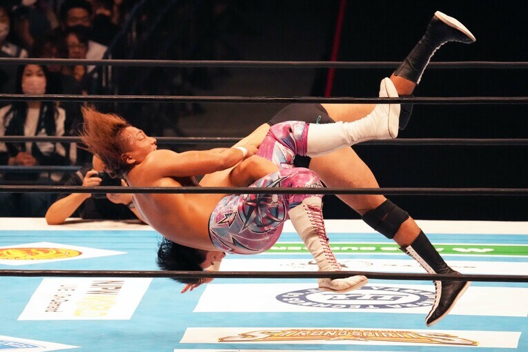 成田蓮にDDTを放つ海野翔太