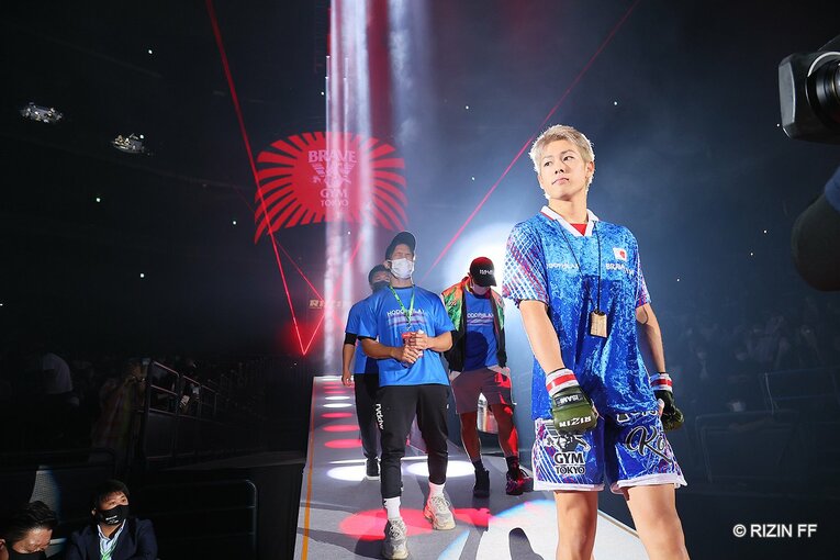 超RIZINの第1試合、サッカーユニフォームのようなコスチュームで入場　©RIZIN FF