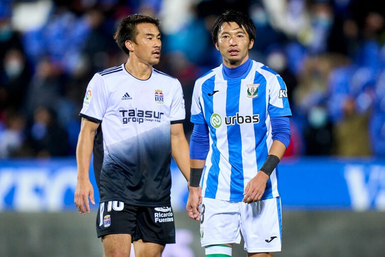 21-22シーズンはスペイン2部カルタヘナでレガネスの柴崎岳（右）と対戦した　©Getty Images