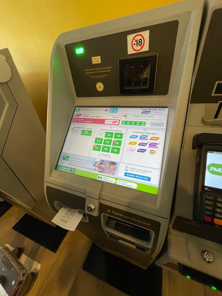 自動券売機でスルーセブンシーズの単勝を100ユーロ購入した ©Shintaro Okawa