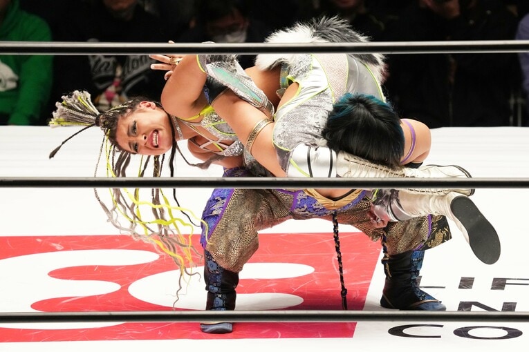 刀羅ナツコの腕を極めるジュリア　©Essei Hara