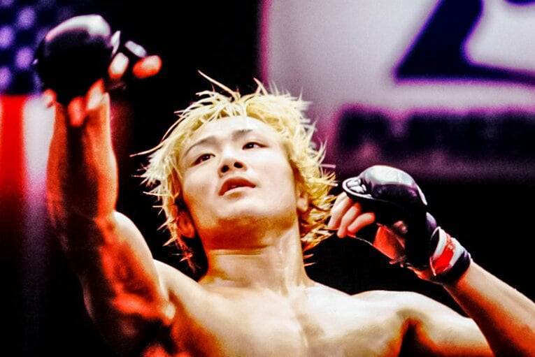 勝利後の「マウスピース投げ」もおなじみのパフォーマンスだ