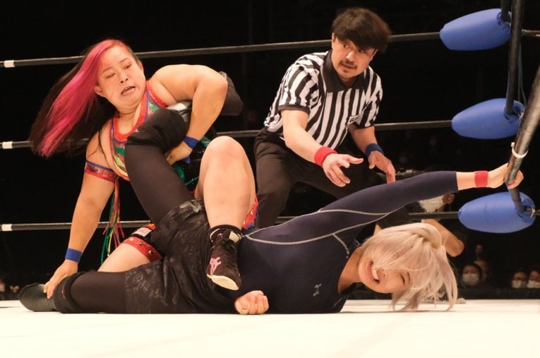 橋本千紘の逆エビ固めに、福田茉耶はロープエスケープ ／ photograph by Norihiro Hashimoto