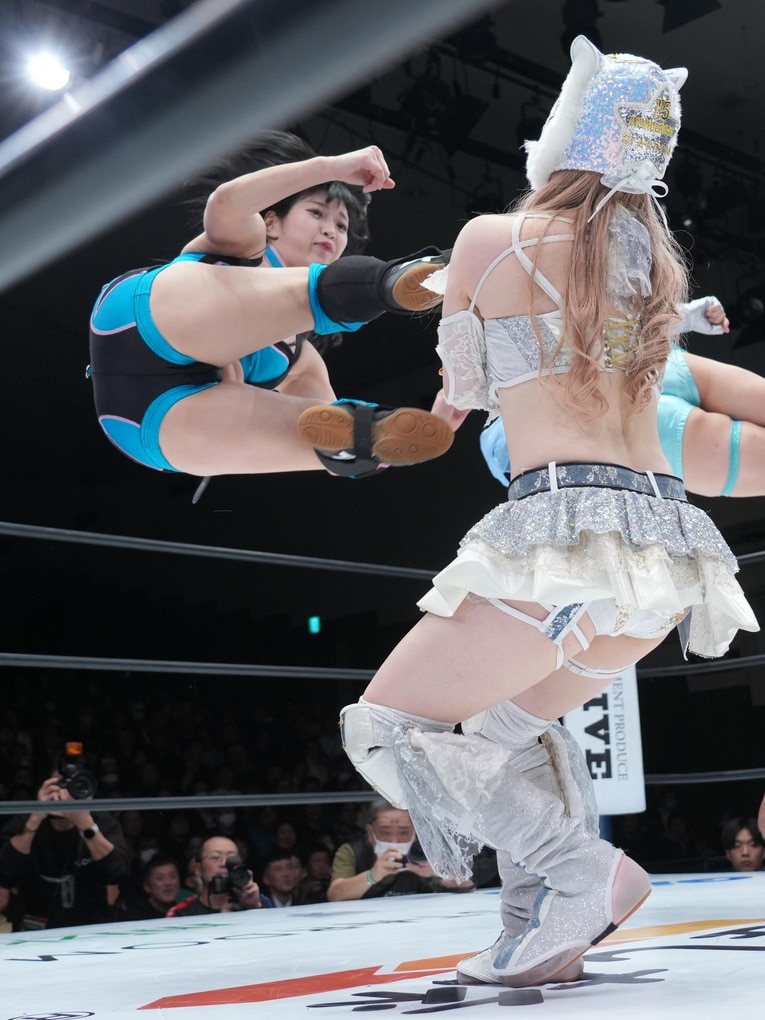 スターライト・キッドをドロップキックで攻めるさくらあや　©Essei Hara