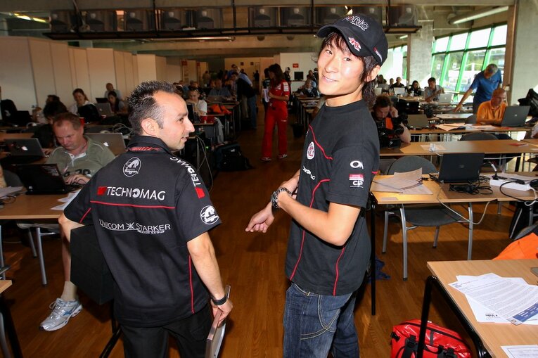 2010年のチェコGPでシーズン2回目のPPを獲得。プレスカンファレンス出席後、「しょーや」と声を掛けて振り向いたところをパチリ　©Satohi Endo