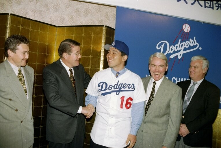 野茂と握手するオマリー会長　©Getty Images