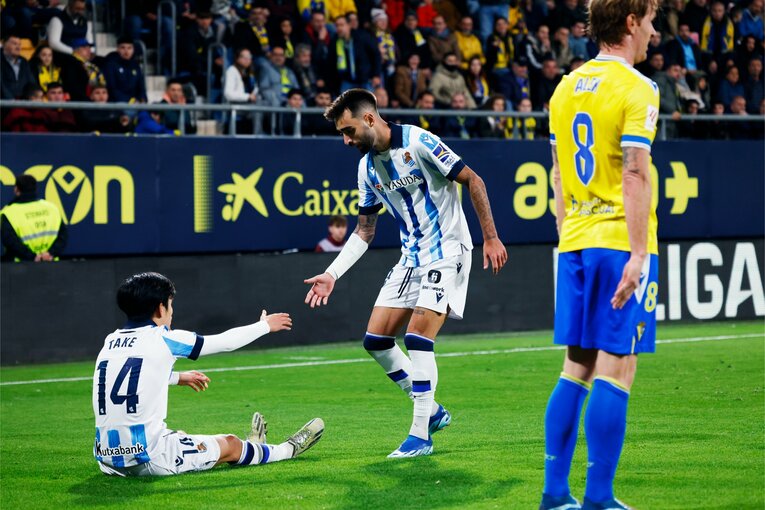 骨折したと言われる右腕で久保を引き起こすブライス・メンデス　©Daisuke Nakashima