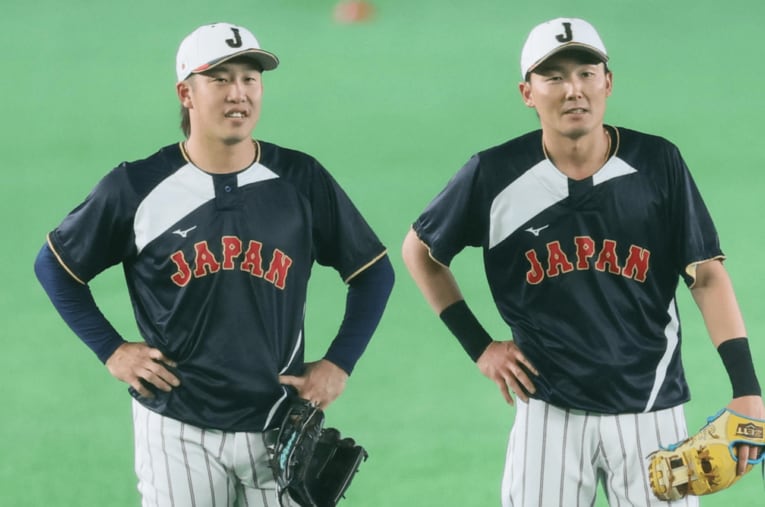試合前練習で話をする小園海斗（25歳）と源田壮亮（33歳） ／ photograph by Sankei Shimbun