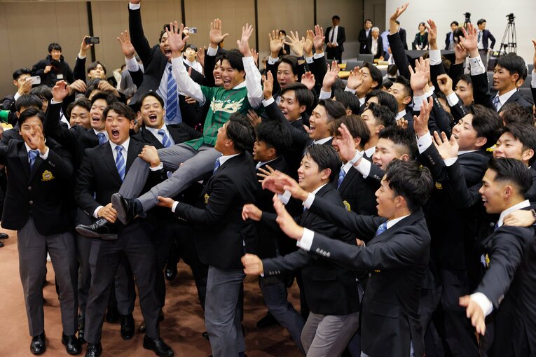 楽天のユニフォームを着た中島大輔の胴上げ。常廣羽也斗や下村海翔もキャプテンを祝福　©Shigeki Yamamoto