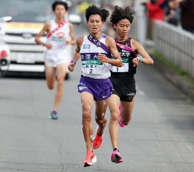 5区の飯國は、駒澤大の伊藤に一気に抜き去られてしまった　©JIJI PRESS
