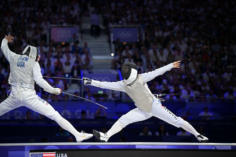 男子フルーレ個人3位決定戦、飯村一輝vs.ニック・イトキン　©Takuya Kaneko/JMPA