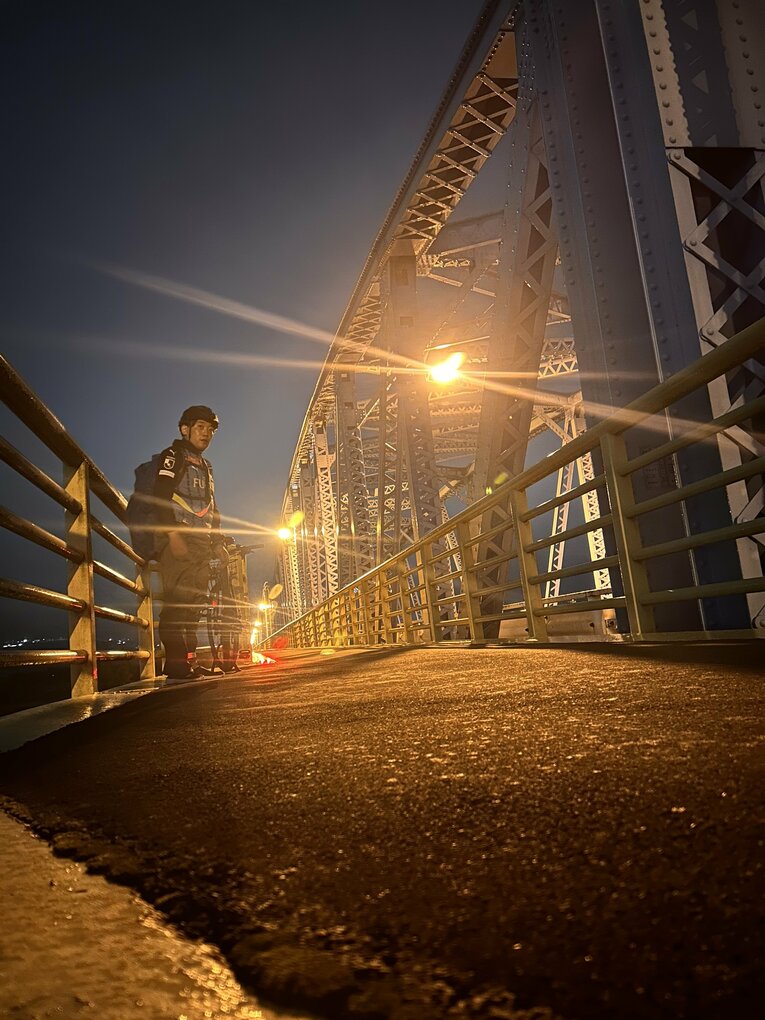 大井川を越えて峠道へ（小野田治矢さん提供）