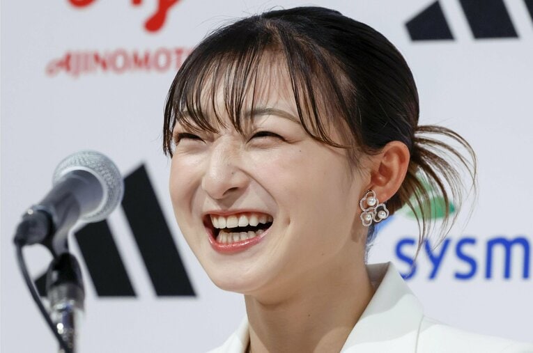 笑顔で現役引退の記者会見に臨む坂本花織。会見では「結婚発表」のサプライズもあった ／ photograph by KYODO