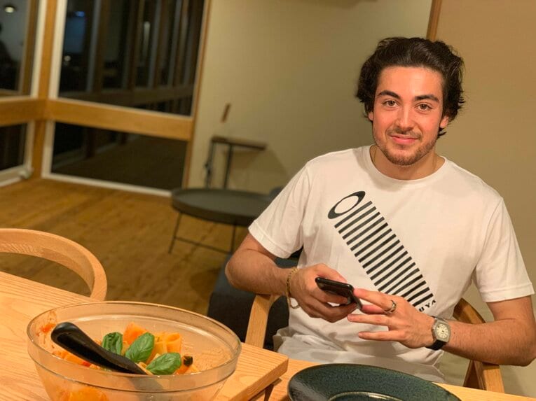 趣味は料理というジュリアーノ。家でパスタを振舞うこともあるのだとか（本人提供）