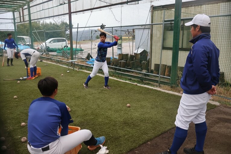 鹿児島城西高の監督に就任した道端。現在の指導風景　©Fumi Sawai