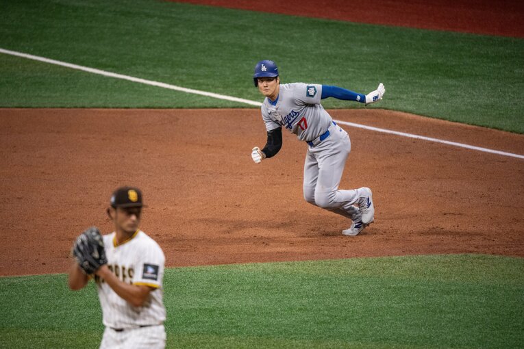 盗塁を試みた瞬間、目線はダルビッシュに向けられたまま走り出す　©Nanae Suzuki