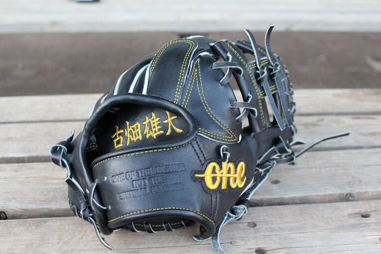 松坂から贈られたグラブ。「古畑雄大」の刺繍入りだ　©Katsuharu Uchida