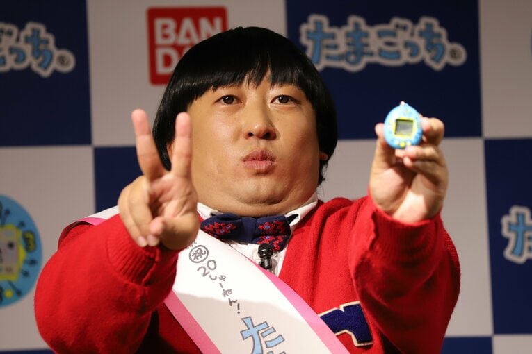 さまざまなキャラクターになりきって笑いをかっさらうロバート秋山竜次（写真はCM発表会に、架空の天才子役「上杉みち」に扮して登場した時のもの）©︎JIJI PRESS