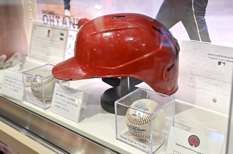 ヒビや傷などから「大谷選手がどんな状況で試合に臨んでいたかわかる」と理事長はグッズを眺めながら語る　©Takashi Shimizu