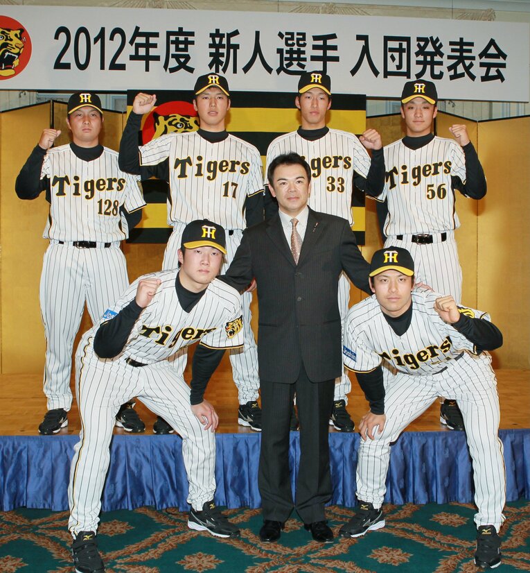 和田豊監督（中央）を囲んで記念撮影する伊藤隼太（前列右）ら阪神新入団選手（2011年）　©JIJI PRESS