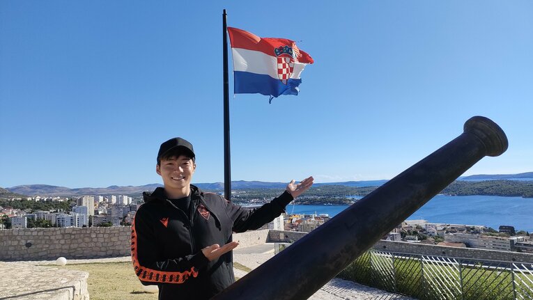 クロアチア国旗と一緒に　©Yasuyuki Nagatsuka