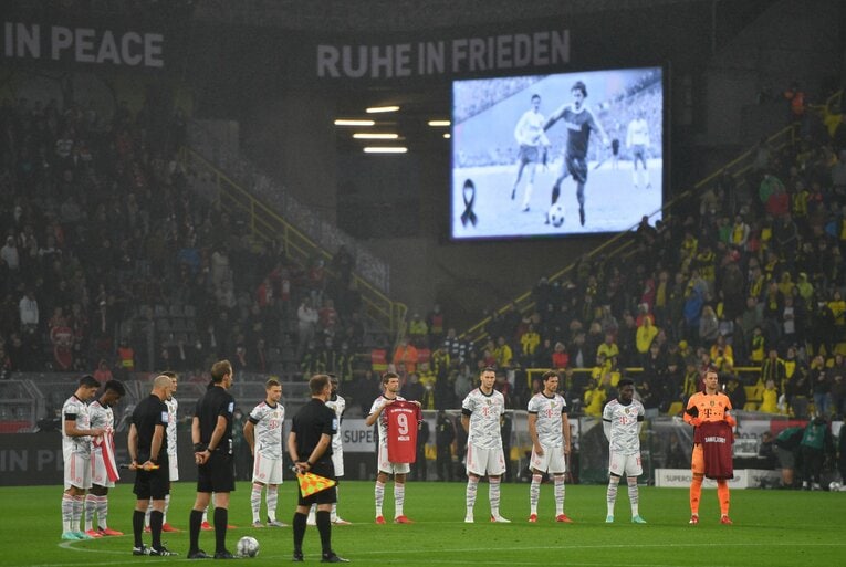 ミュラーの訃報を受け、バイエルンだけでなく、ドイツ各地で試合前に黙とうが捧げられた©Getty Images