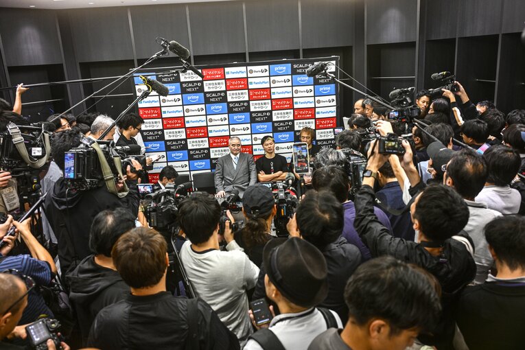 那須川天心の試合後会見。控え室に大勢のメディアが詰めかけた　©Takuya Sugiyama
