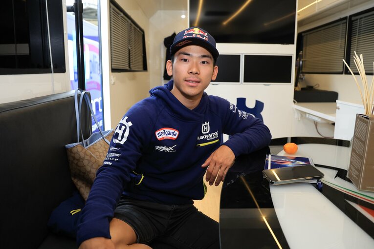 佐々木歩夢　photograph by Satoshi Endo