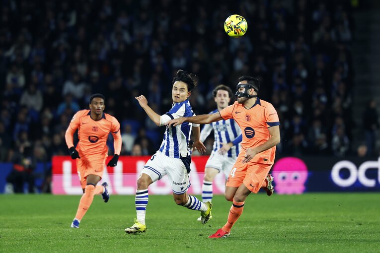 エリックのマークに対して独力突破を狙う久保（写真は続きます）　©Daisuke Nakashima