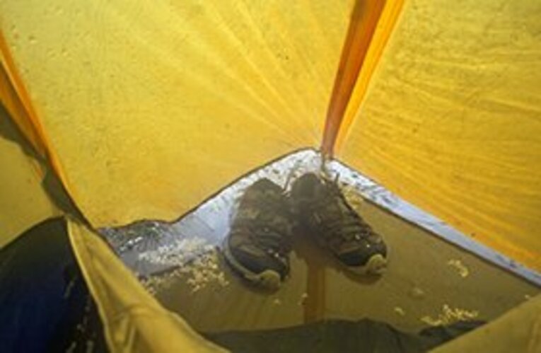 テント内に水が流れ込んでくる。 