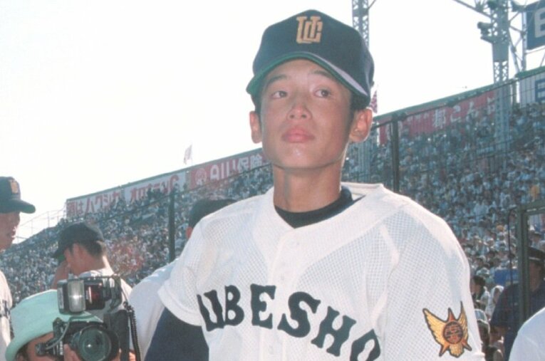 1998年夏の甲子園、ボークで豊田大谷にサヨナラ負け後、球場を去る宇部商・藤田修平 ／ photograph by KYODO