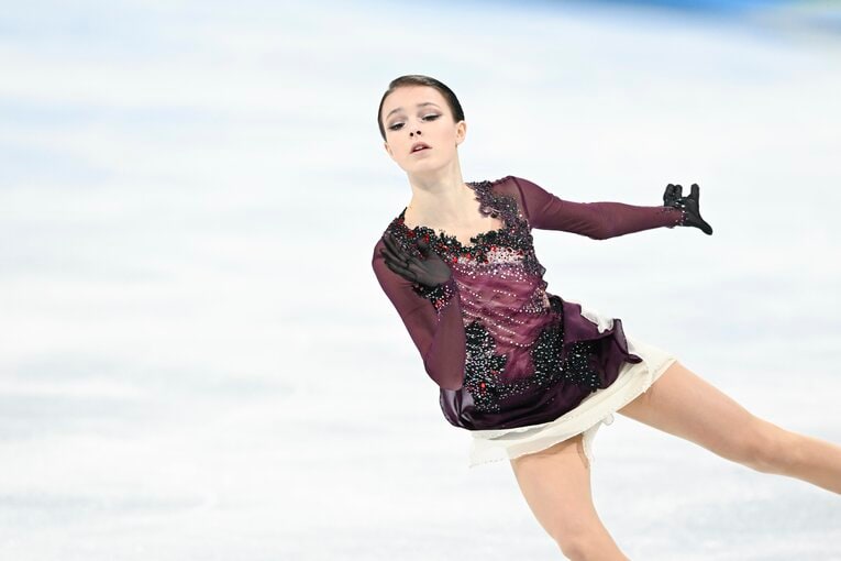 「泣いてる場合じゃない」新女王・坂本花織と中野コーチが守った“フィギュアの品格” 「20年前のスケート」発言のタラソワへ伝えたいこと(17)