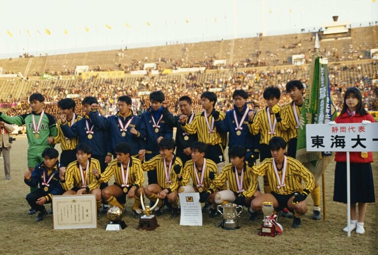 1986年度の選手権。初出場初優勝を果たした東海大一高（現・東海大静岡翔洋）。当時高2の平澤政輝は後列左から2番目。翌年の選手権で7ゴールを決め、大会得点王に　©AFLO