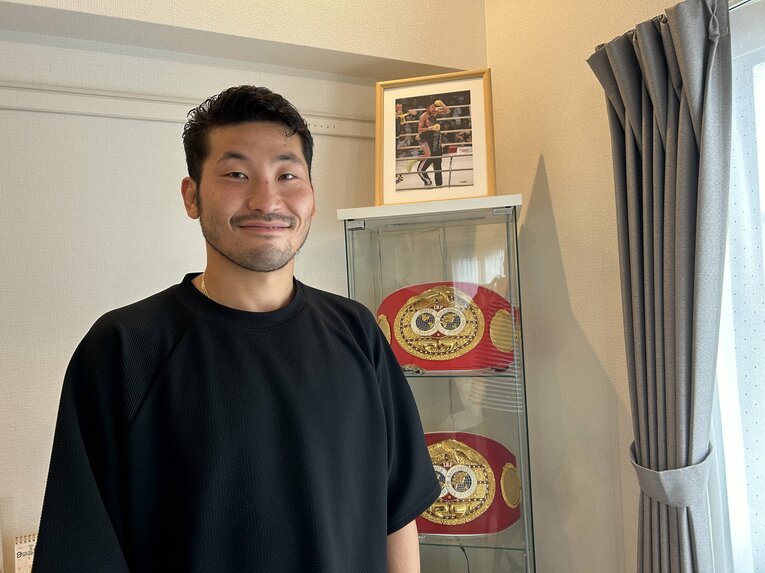 グローブを置いた今は解説者、事業家として忙しく働く岩佐　©Masayuki Sugizono