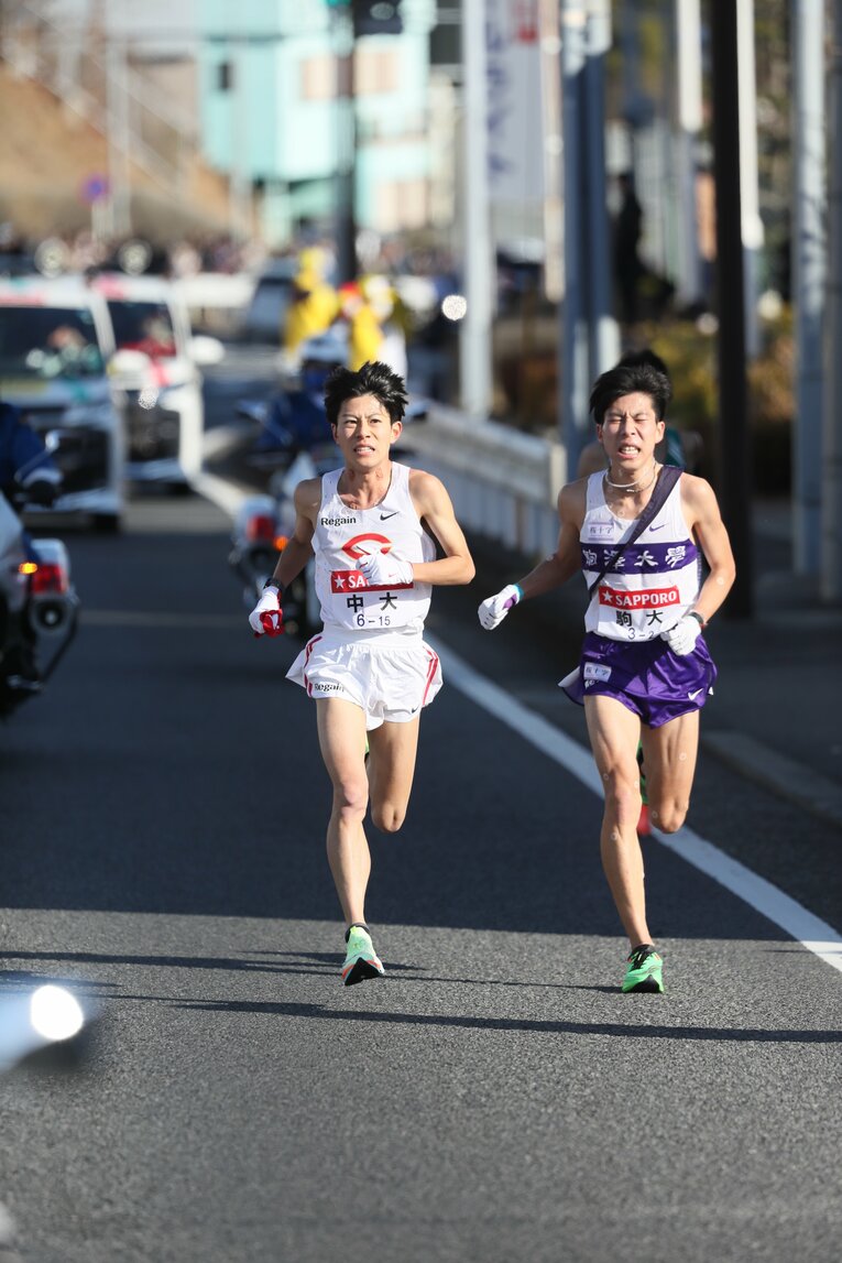 【2区史上最高の対決／2023年】最後のスパートで田澤をとらえた吉居　©JMPA