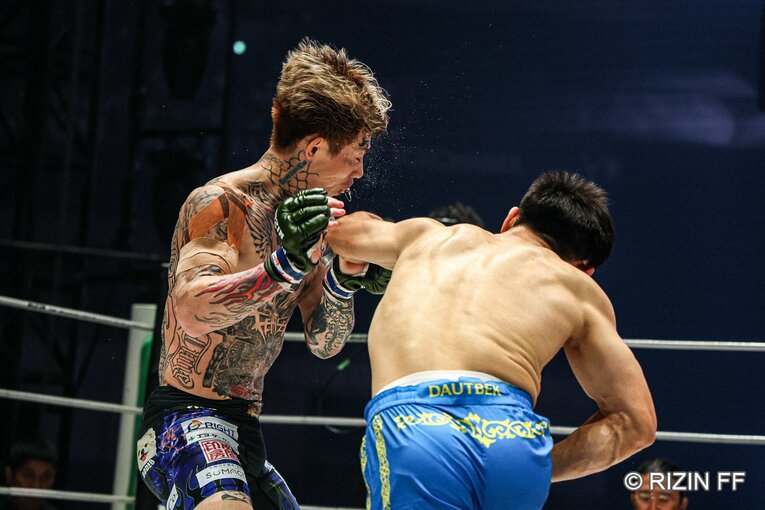 ダウトベックの左ストレートが平本蓮の顔面をとらえた瞬間（3枚目／全5枚） ©RIZIN FF