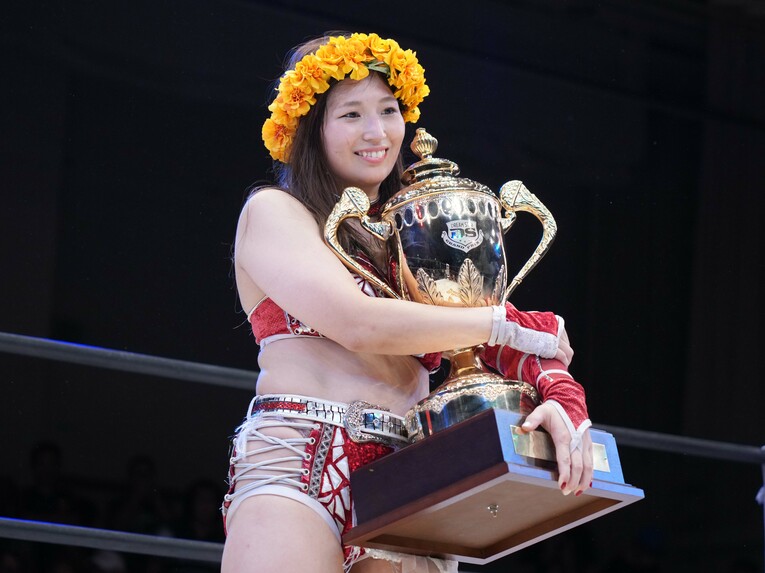 笑顔で優勝トロフィーを抱く青野未来。9月14日、後楽園ホール　©Essei Hara