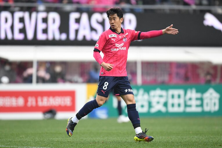 選手たちに指示を送る香川真司