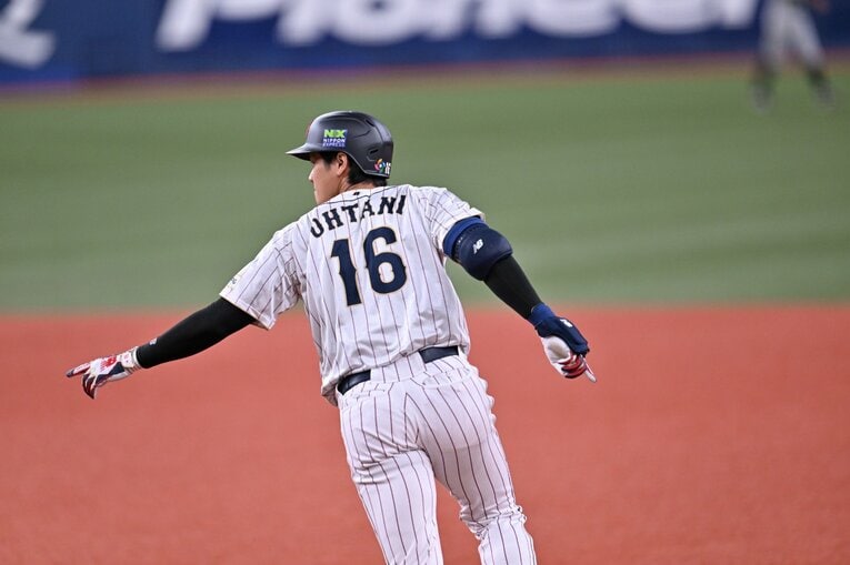 大谷の「片ひざ片手弾」（6枚中の5枚目）©Naoya Sanuki