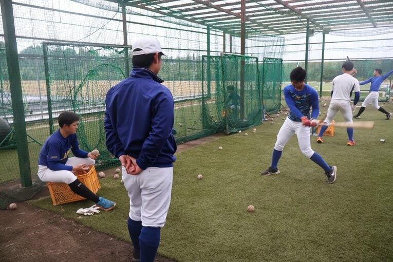 鹿児島城西高の監督に就任した道端。現在の指導風景　©Fumi Sawai