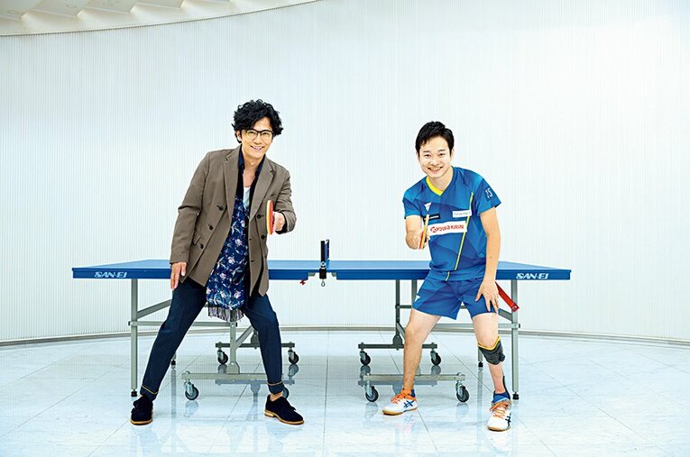 パラ卓球の魅力に迫る稲垣吾郎（左）。世界ランク3位の岩渕幸洋は「ひと目で長所と短所が分かる」と語った ／ photograph by Takuya Sugiyama