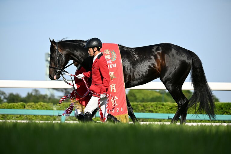 優勝レイをかけられたロブチェン　©Keiji Ishikawa