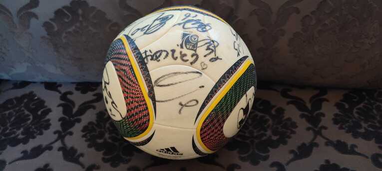 2010年にJ１通算100得点を記録した際に川崎Fのチームメイトから贈られたサイン入りボール…写真はまだまだ続きます　©Hiroaki Sawada
