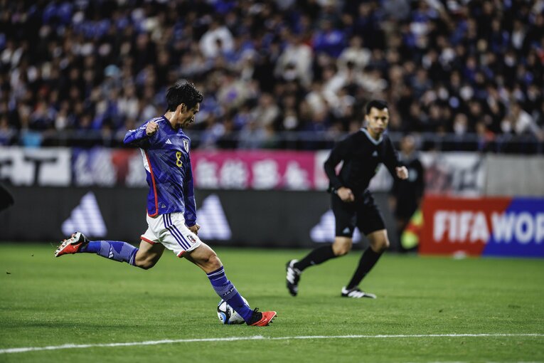 追加点となった鎌田大地のミドルシュート（1枚目／全4枚）　©Kiichi Matsumoto