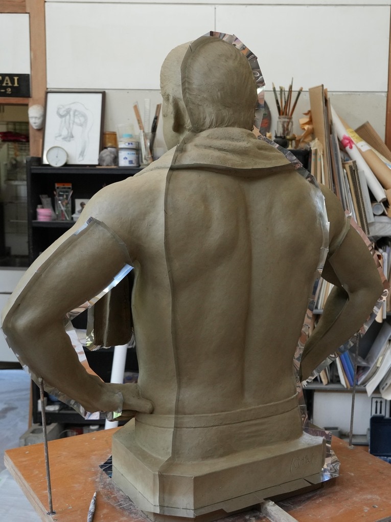 粘土の猪木像に差し込まれた切り離し用のアルミ片