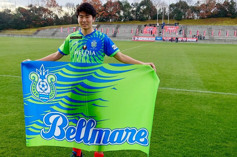 ベルマーレのユニフォームを着て写真に収まるMF鈴木淳之介（帝京大可児高校2年） ／ photograph by Teikyo University Kani High School