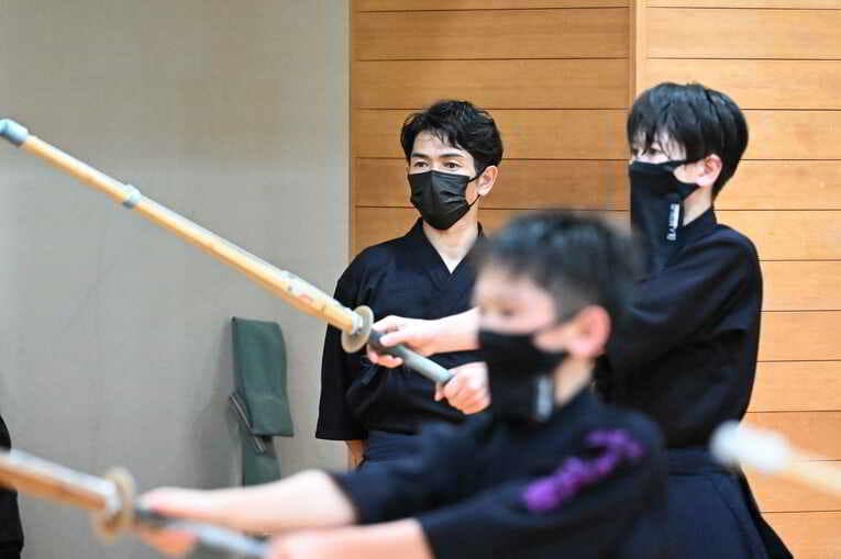 竹刀を持っての稽古を見守る戸崎総代表、一転して表情は真剣そのものに　©Keiji Ishikawa