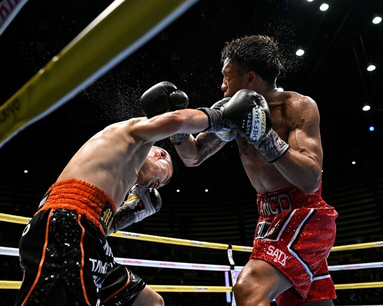 8回、井岡一翔の右カウンターがフランコの顔面をとらえる　©Hiroaki Yamaguchi